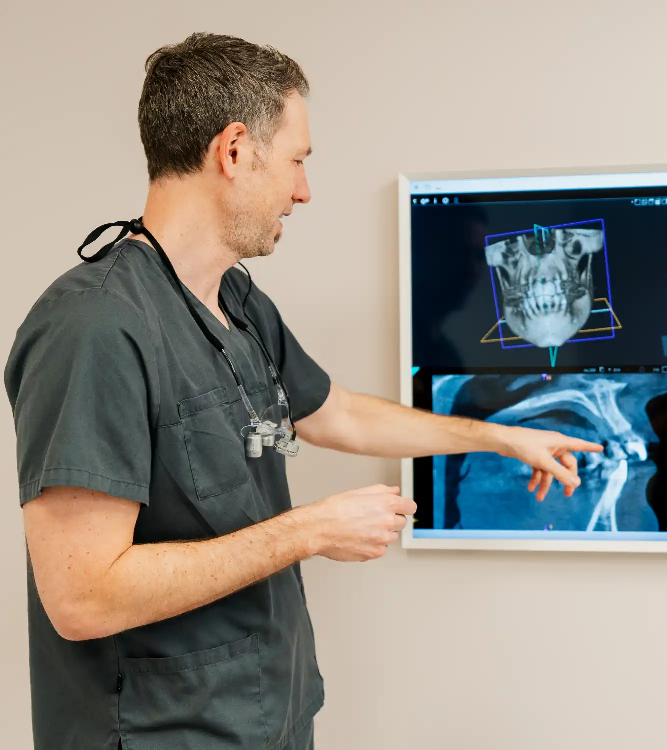 Dr. Phillip Wallowy begutachtet DVT Bild